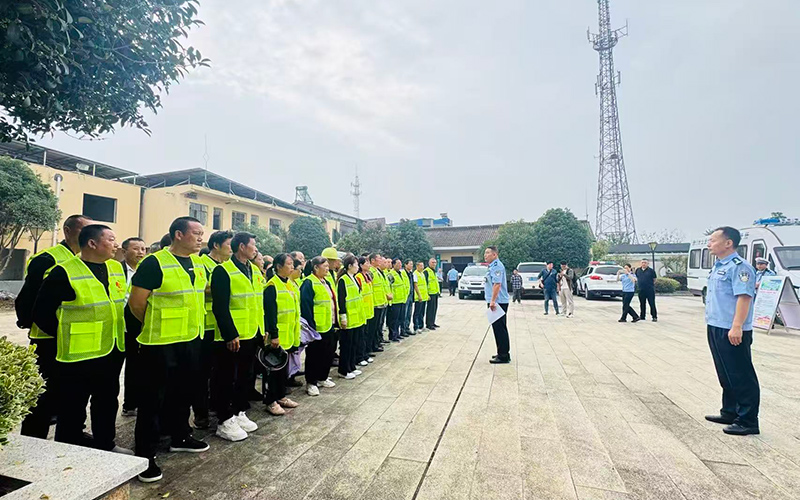 荆门市公安局交管支队民警在考试现场宣讲交通安全知识。