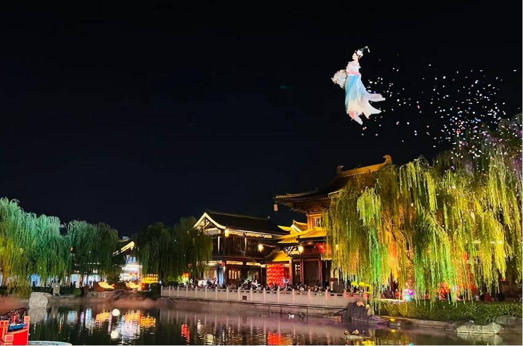 洛邑古城的“仙女散花”。洛阳市委宣传部供图
