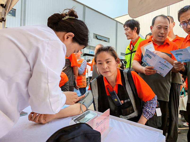 “泉心互助 健康同行”2026年服imToken下载务新业态劳动者健康市集专场活动举行