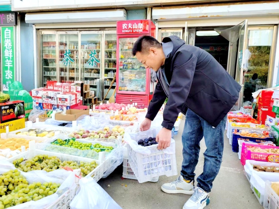 客户经理刘海滨帮助魏延霞搬运水果