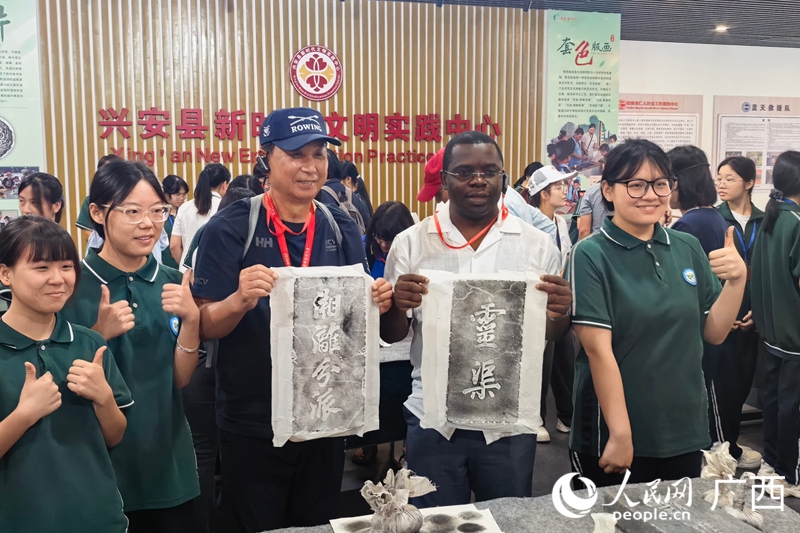 外宾展示拓片成果。人民网 庞惠文摄
