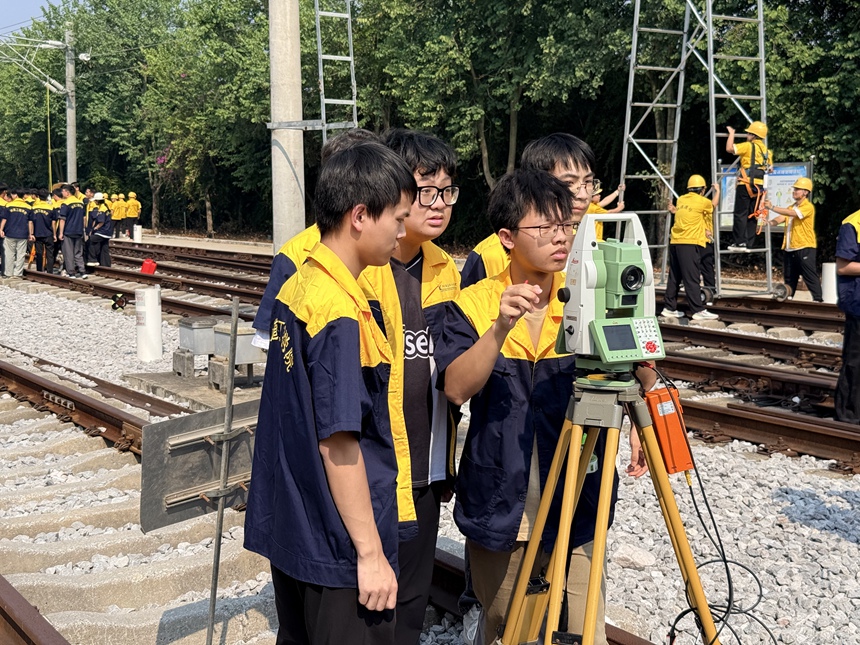 在室外轨道综合实训场,学生们正在开展测量训练。本报记者 李维俊摄