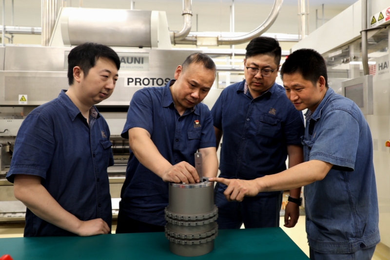 卷接团队攻克M5设备故障。廖伟玲摄