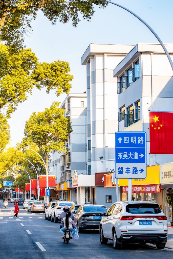 吴祁街道路改造后,车辆有序通行。