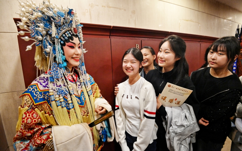 开幕式前,演员与戏曲爱好者们交流。