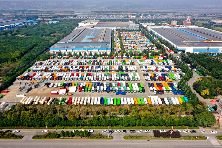 厂区内,一批完工的工程专用车辆集中停放,等待交付。王青伟摄