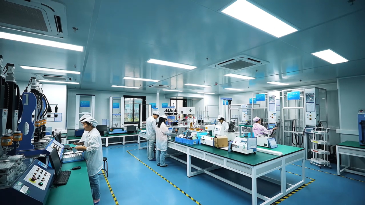 图为奥海科技生产车间