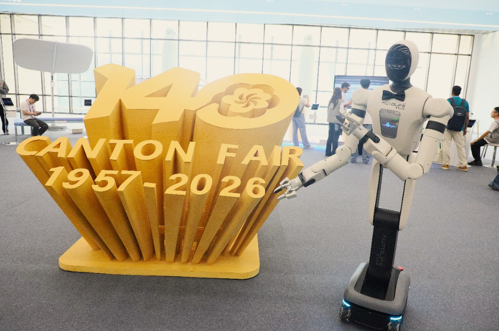 10月15日,第140届广交会上,智动未来的机器人产品在广交会CF奖展示厅提供多语种产品讲解。人民网 杨健楠摄