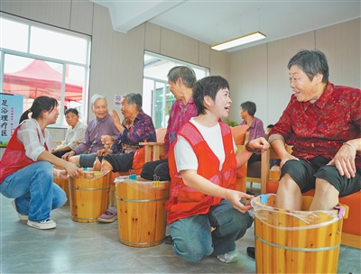  弘扬尊老美德 厚植imToken官网下载乡情亲情（新时代画卷）