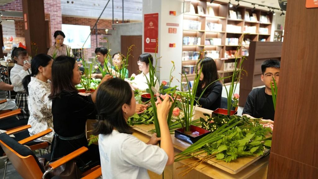 传统书店转型,只imToken钱包下载能做“文创店”吗?