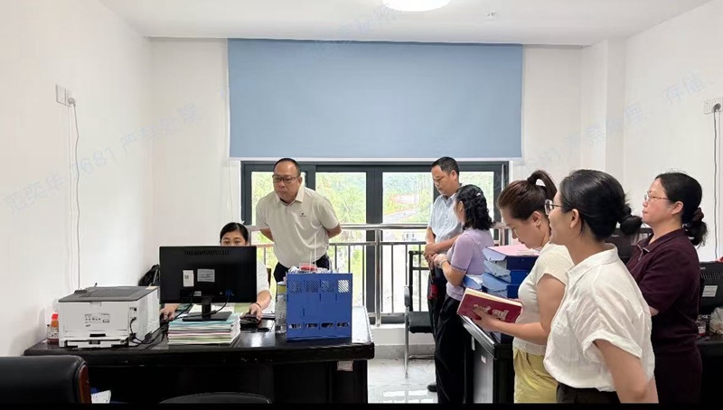 保亭人社局调研新生儿资助参保工作开展情况。保亭人社局供图