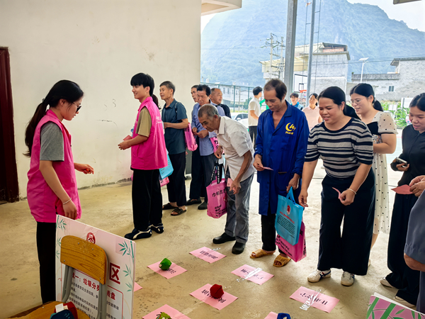 群众积极参与“趣味投沙包·砥砺前行”红色游园活动。黄浣玉 摄