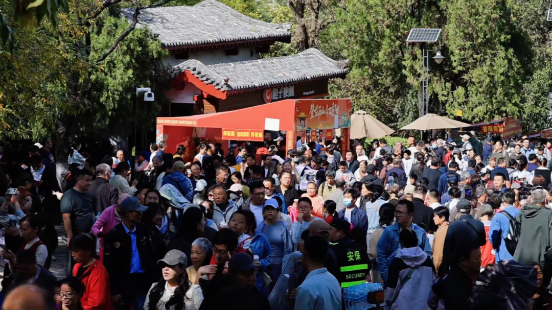 济南千佛山人气“爆棚”imToken官网创近年新高,满山尽是登高人