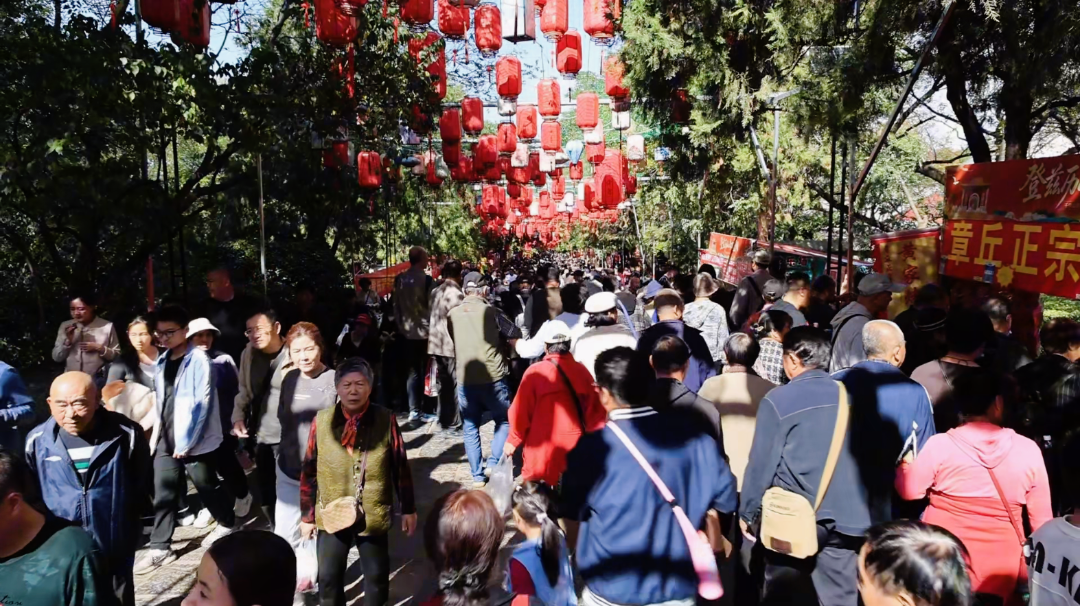 济南千佛山人气“爆棚”imToken官网创近年新高,满山尽是登高人