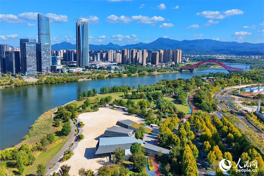 赣州市城区章江两岸秋日景色美不胜收。人民网记者 朱海鹏摄