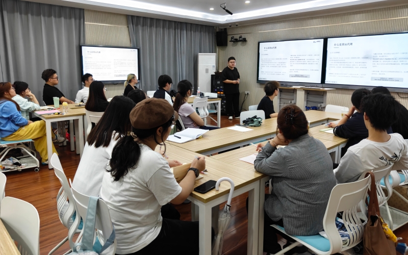 企业讲师讲授首门核心课程《绿色国际货运与货运代理实务》。侯秋燕摄