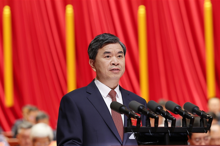 10月20日,周祖翼在中国共产党河南省第十二次代表大会上代表中国共产党河南省第十一届委员会作报告。 本报全媒体记者 董亮 杜小伟 蔡迅翔 摄