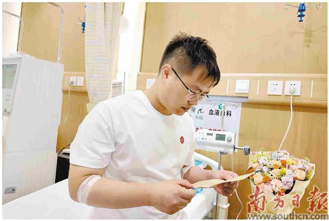 周正中正在阅读受捐患者女儿手写的感谢信。受访者供图