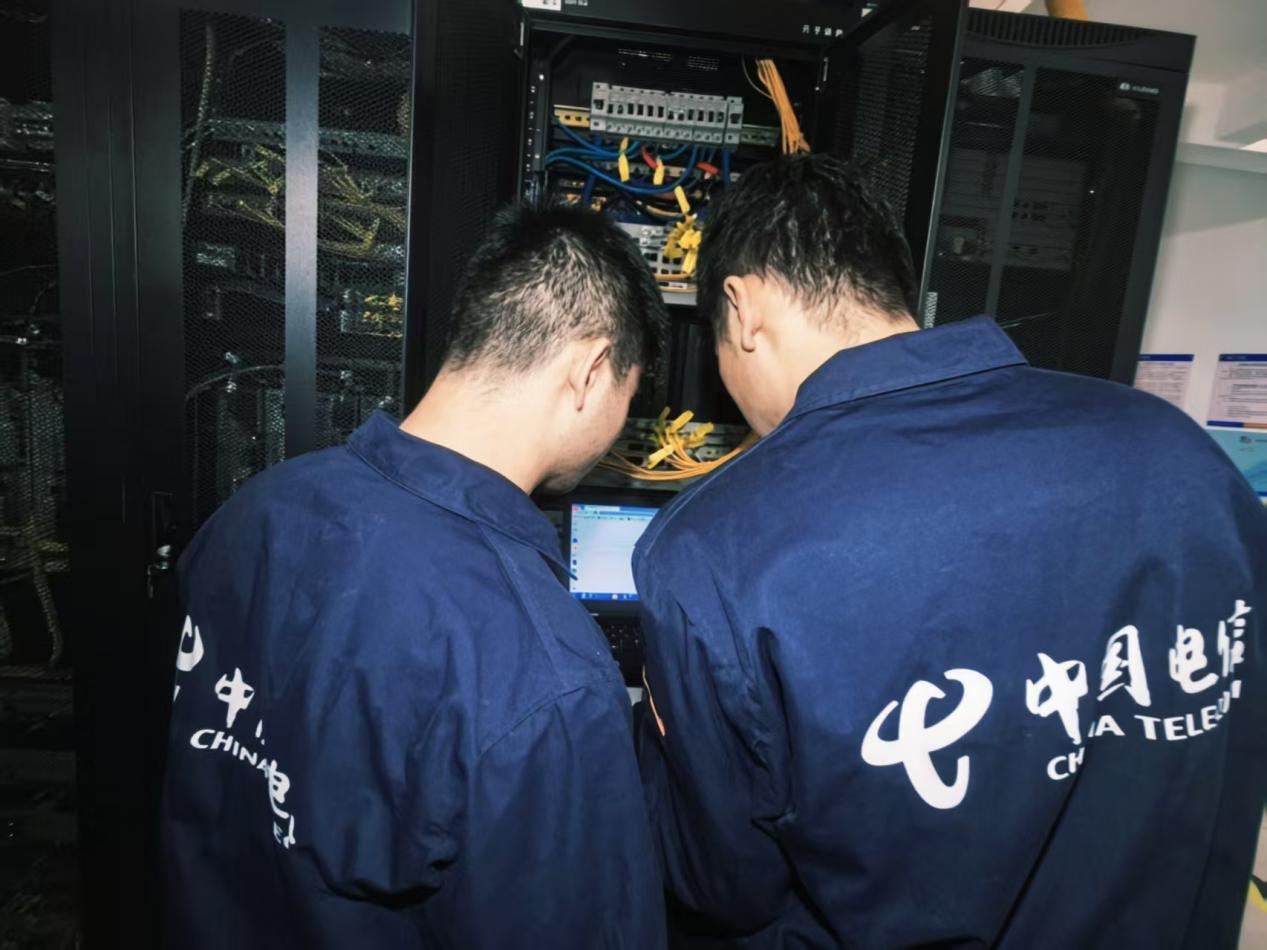 电信技术人员在机房调试网络设备。中国电信甘肃公司供图
