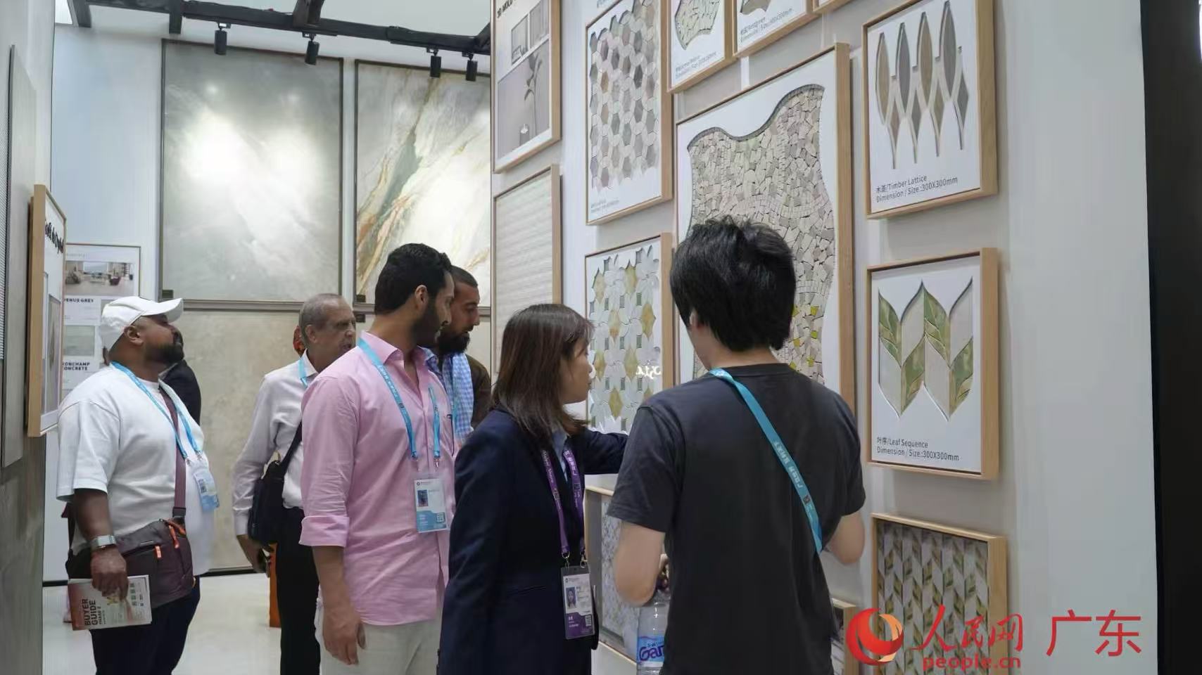建材展区,境外客商了解瓷嵌建材展品,感受国家级非遗潮汕嵌瓷工艺与现代技术的融合创新。人民网 李舜摄