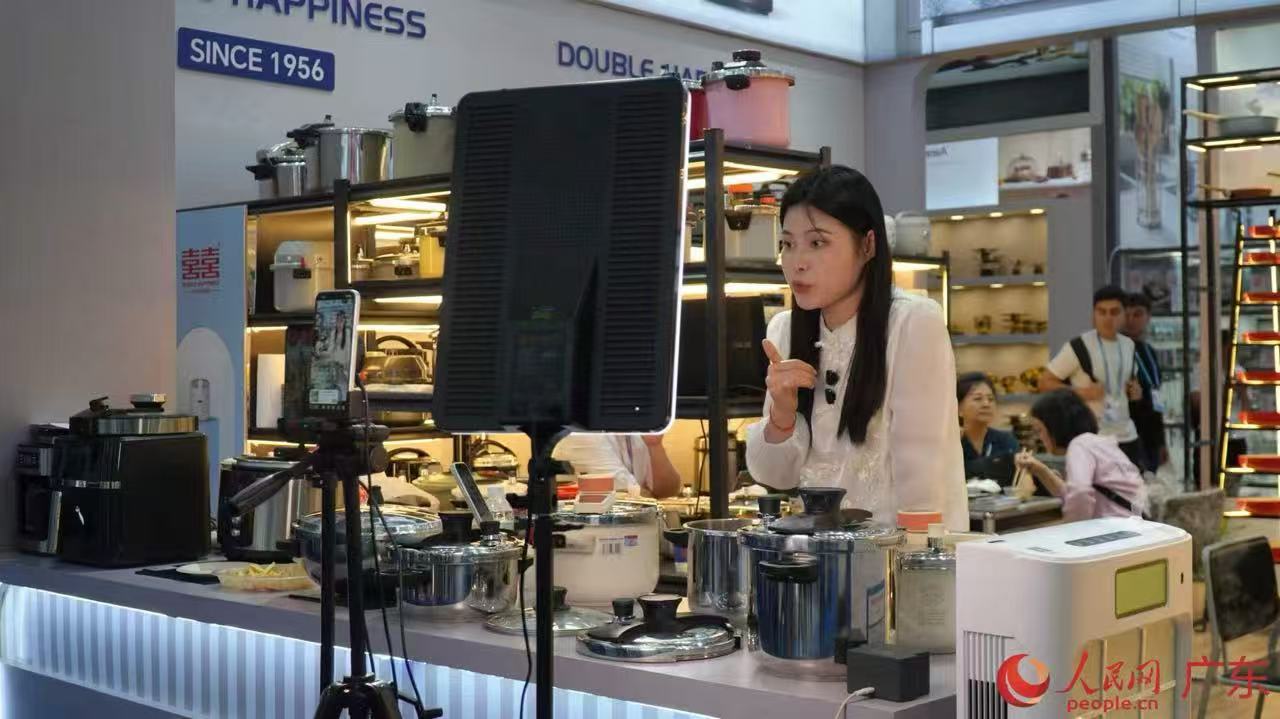 餐厨用品展区,参展商开启线上直播推介厨具产品,线上线下同步拓市场、寻客商。人民网 李舜摄