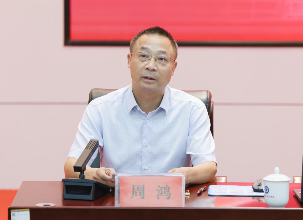 广西职业师范学院党委书记周鸿主持讲座