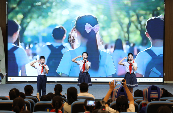 同学们在比赛中
