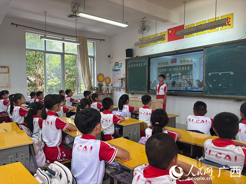 学生在讲述民族英雄故事。人民网记者 何宁摄