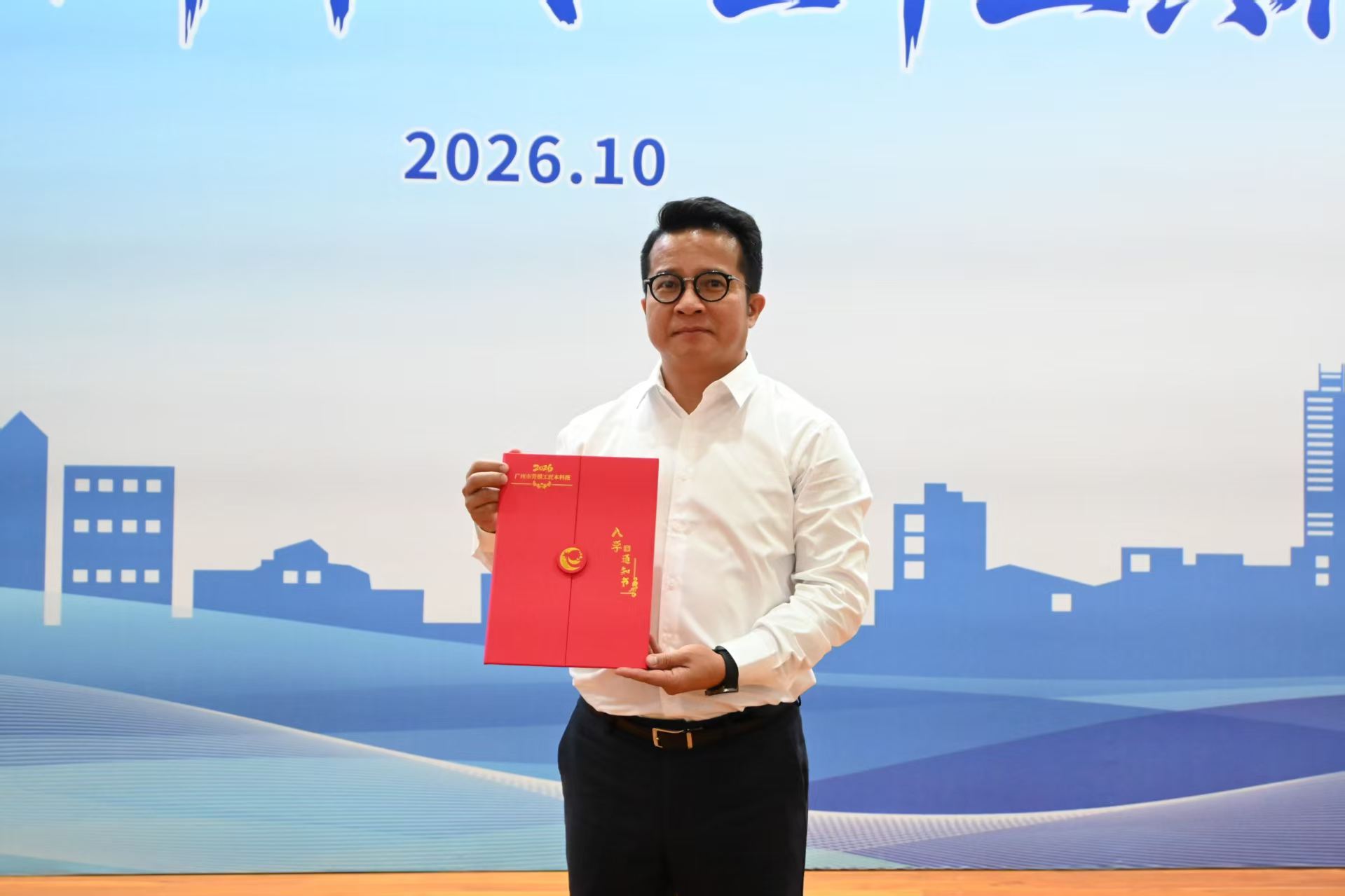 陈国坚报读的是健康服务与管理专业,他希望把健康科普融入乡村服务和农文旅康养产品,让更多村民和游客受益。人民网 李国华摄