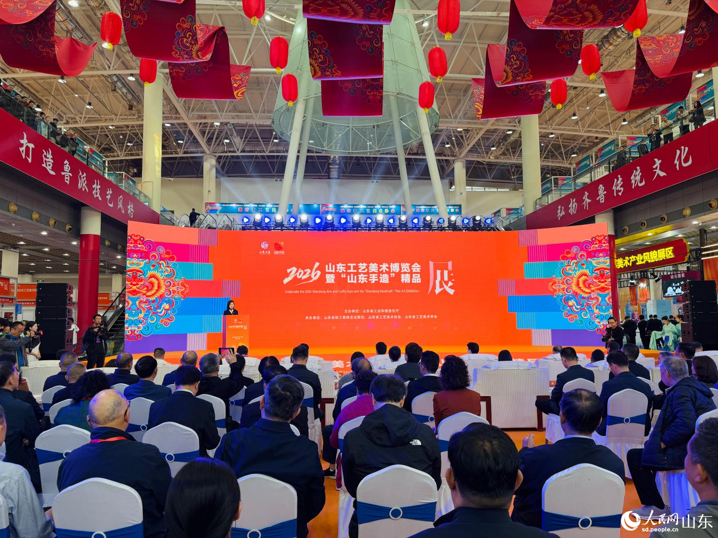 2026山东工艺美术博览会暨“山东手造”精品展开幕现场。人民网记者 乔姝摄
