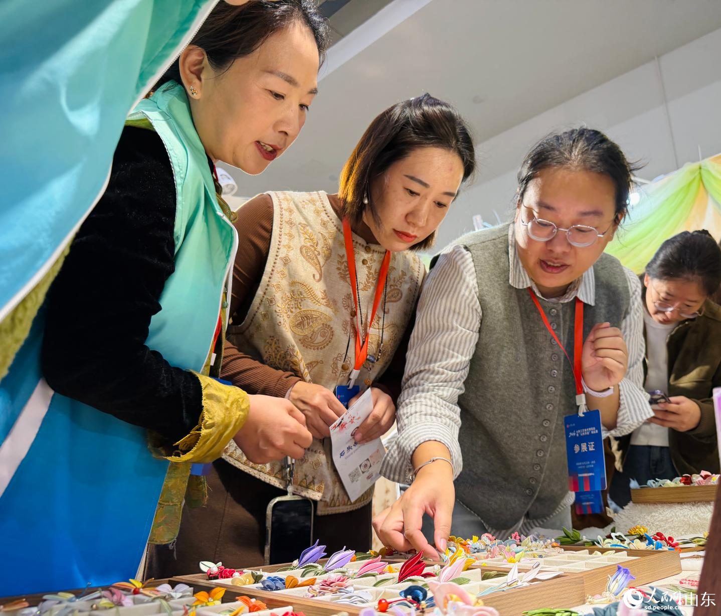 观展人在绒花作品前驻足。人民网记者 乔姝摄