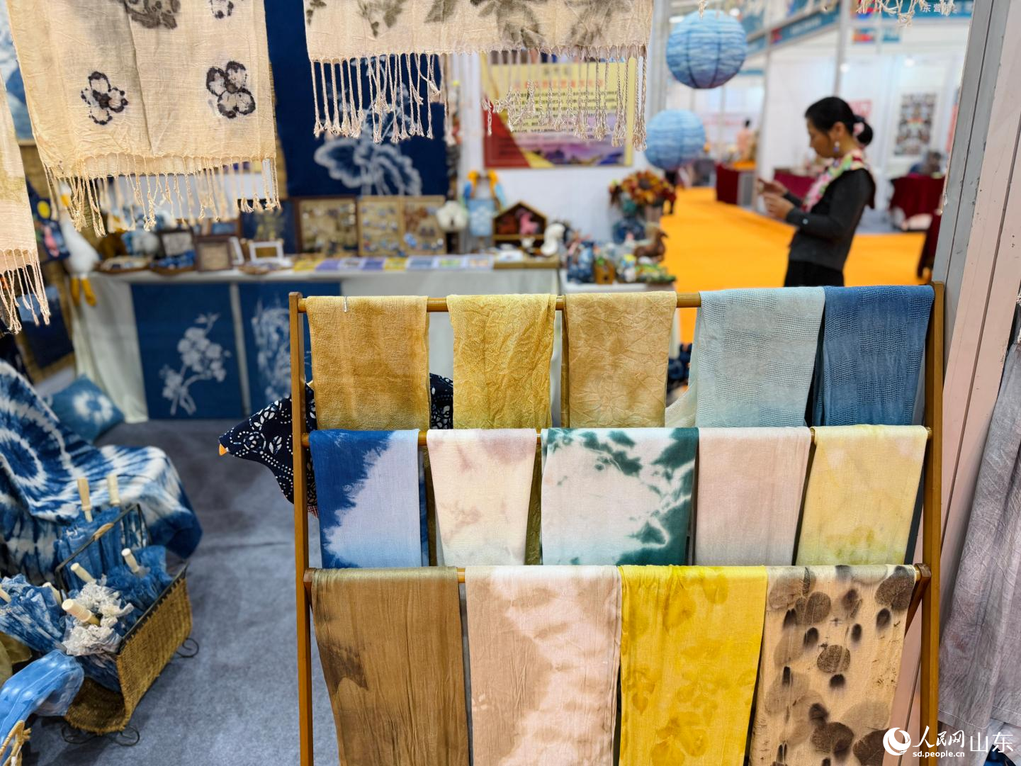草木染作品展示。人民网记者 乔姝摄