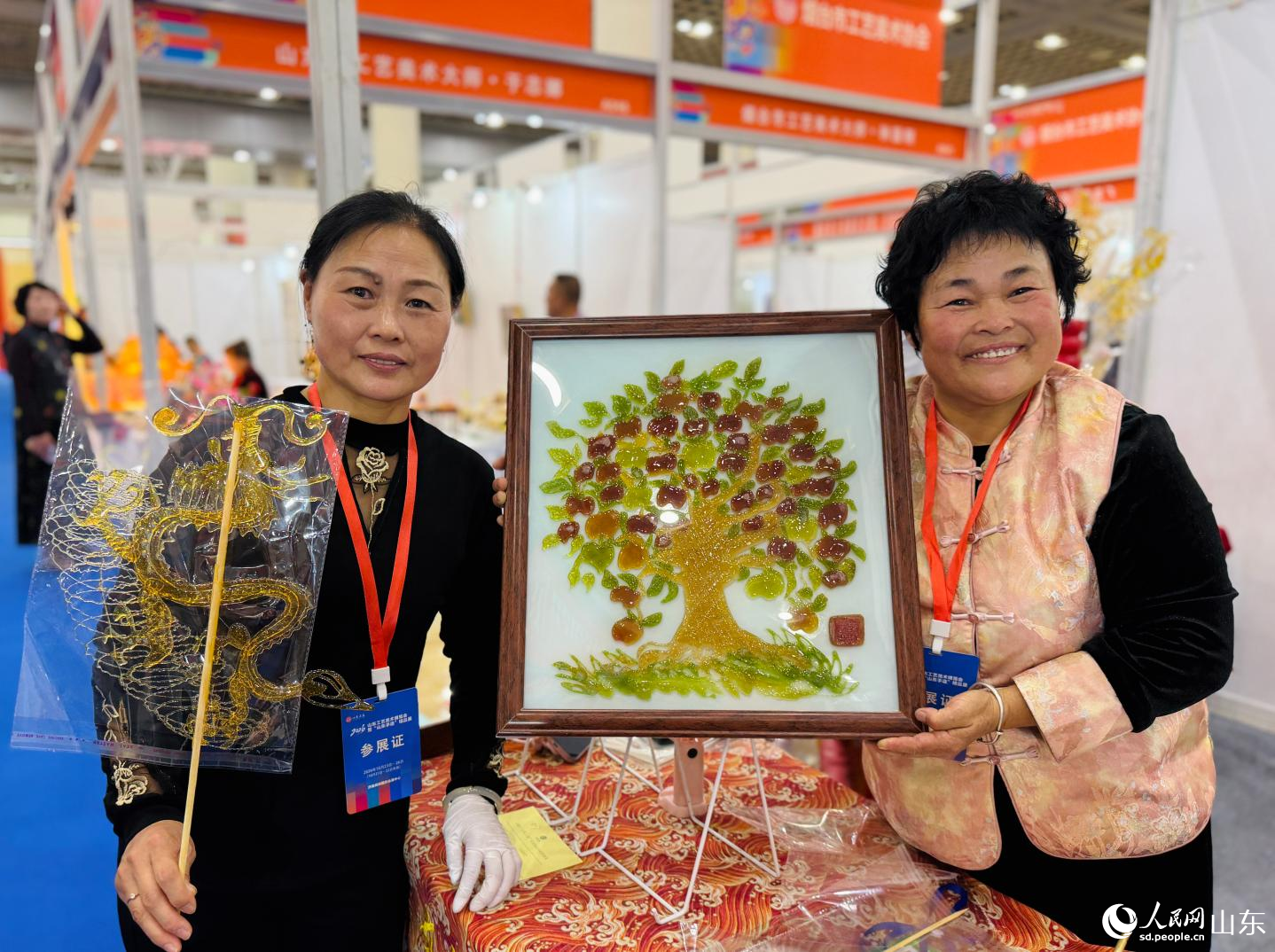 参展者展示糖画作品。人民网记者 乔姝摄