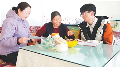 走近四名〇im官网〇后村支书