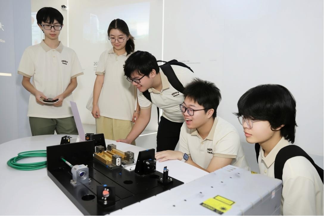 管理学院“数智风眼”实践队走进华工科技展厅开展实地调研