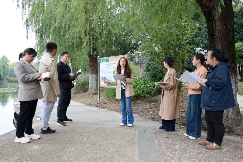 老师们在校园水处理项目现场开展教学研讨会现场。芮雨欣摄