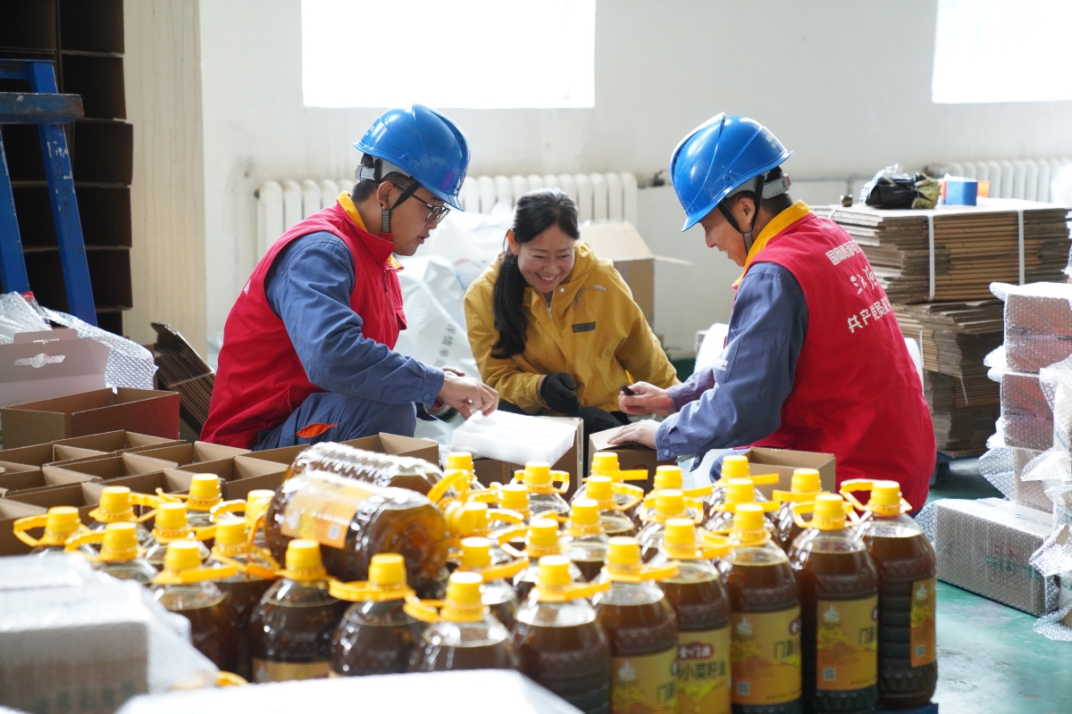 “石榴籽+”聚im官网暖高原千村万户