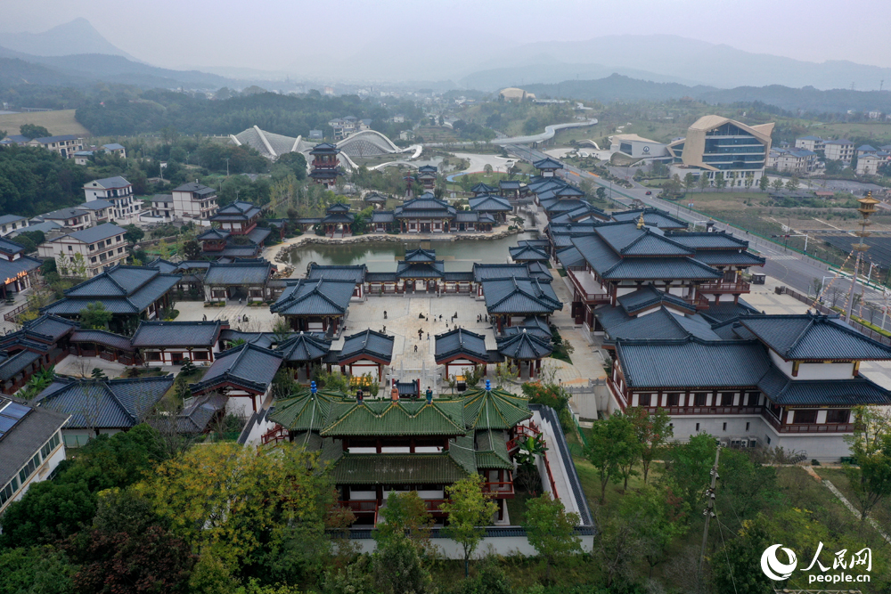 中国(庐山)杏林文化园是全国首个沉浸式中医药文化主题园区。人民网记者 时雨摄