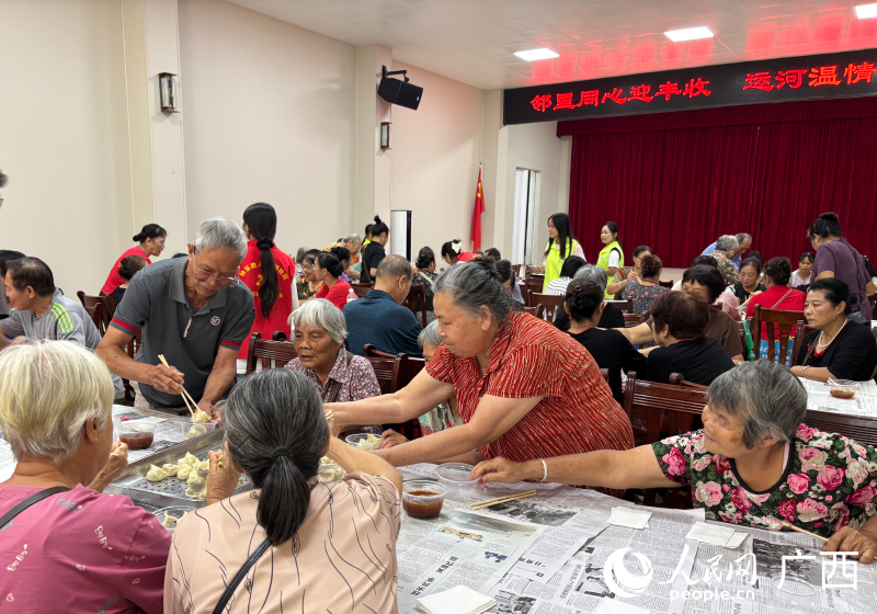 午饭时间,居民其乐融融吃着饺子。人民网记者 何宁摄